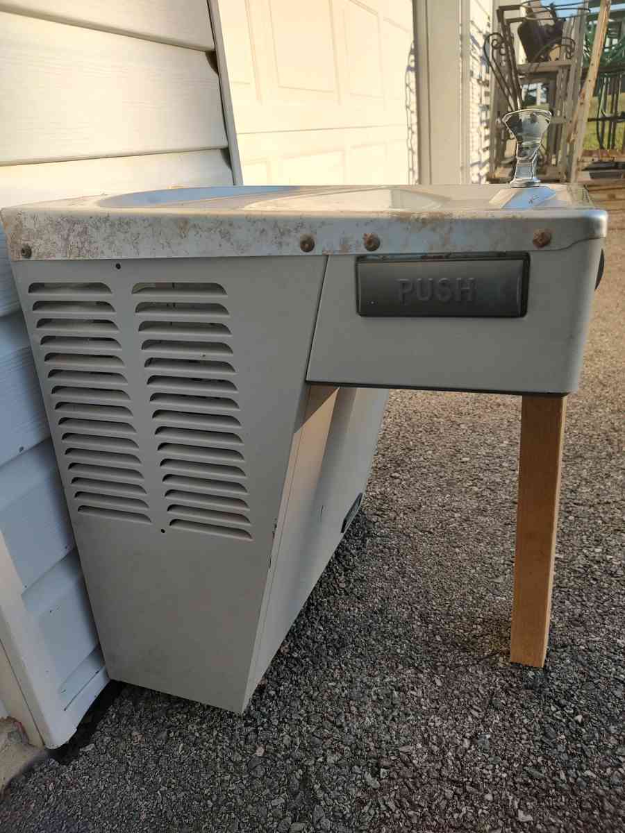 wall mount water fountain - Glade Hill, Virginia - FleaMarketBay