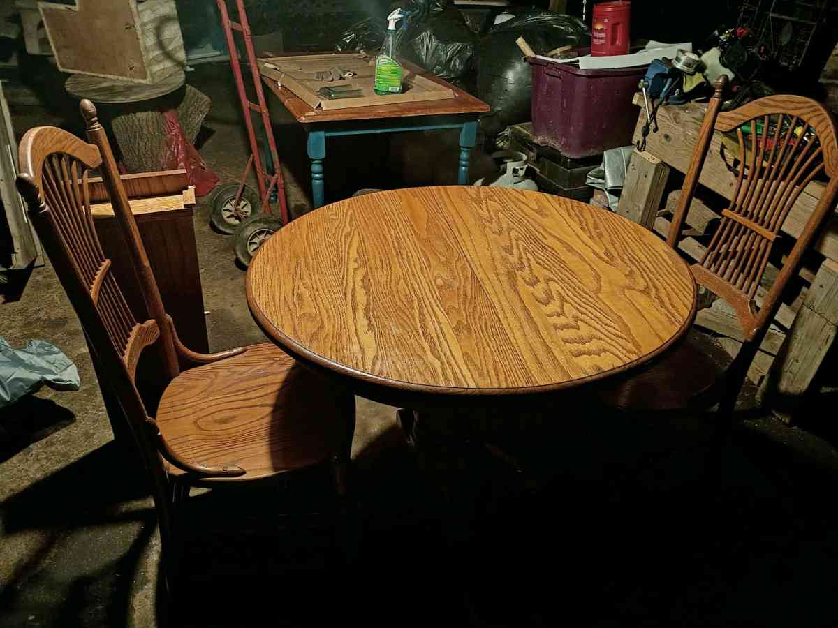 Amish Designs Oak dining table mint condition - Marion, North Carolina - FleaMarketBay