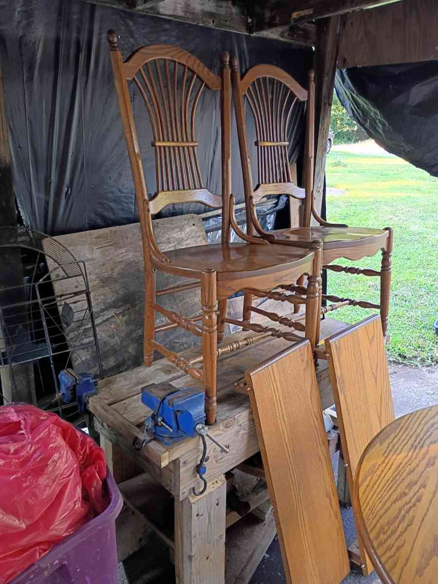 Amish Designs Oak dining table mint condition - Marion, North Carolina - FleaMarketBay