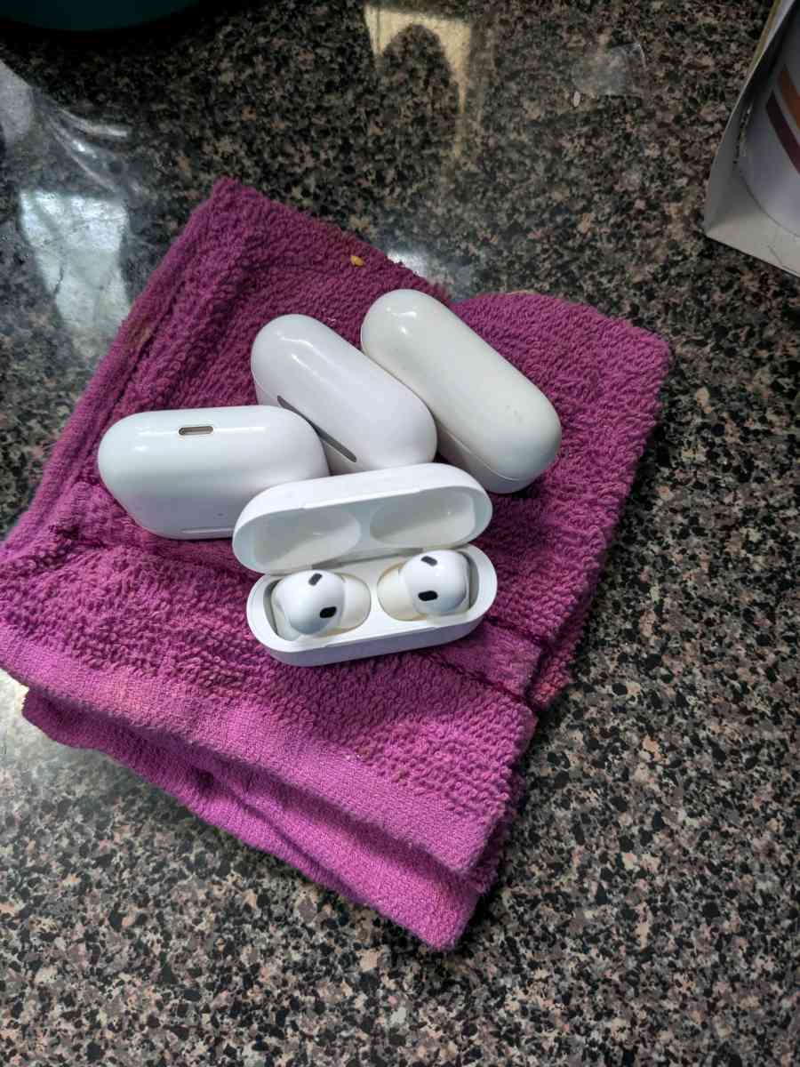 Apple Max headphones Apple earbuds - Elizabeth, New Jersey - FleaMarketBay