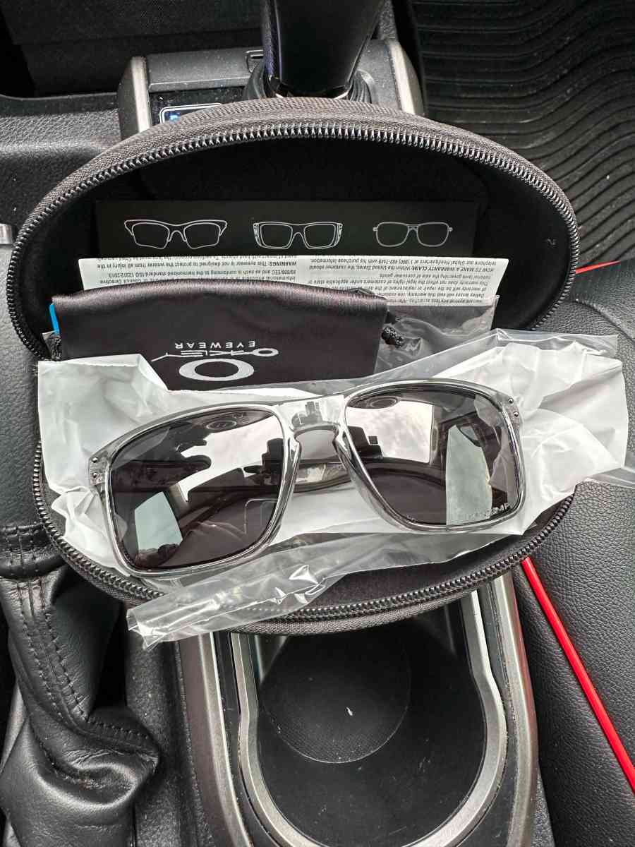 2 Oakleys Holbrook Sunglasses new - Pasadena, Texas - FleaMarketBay