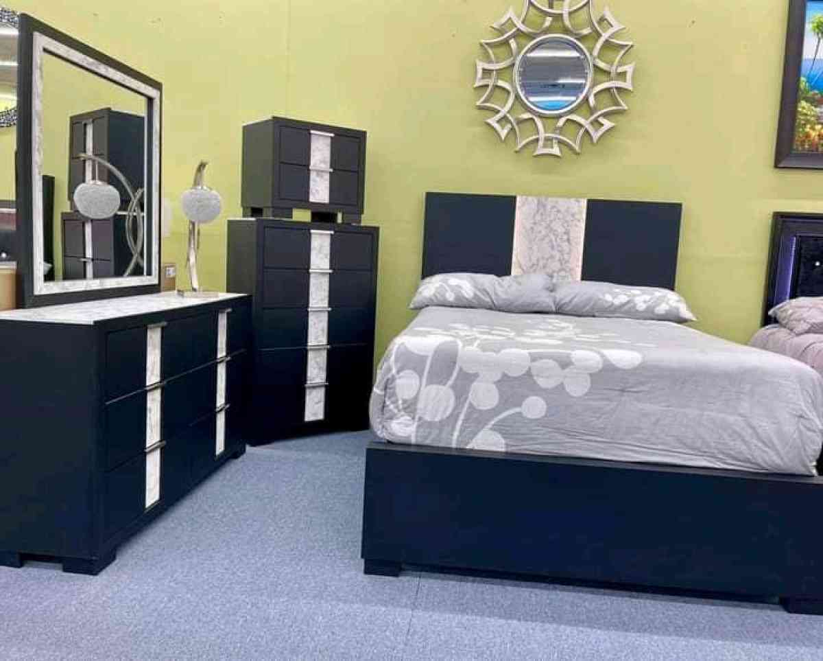 Set de cuarto matrimonial 4 piezas - Hialeah, Florida