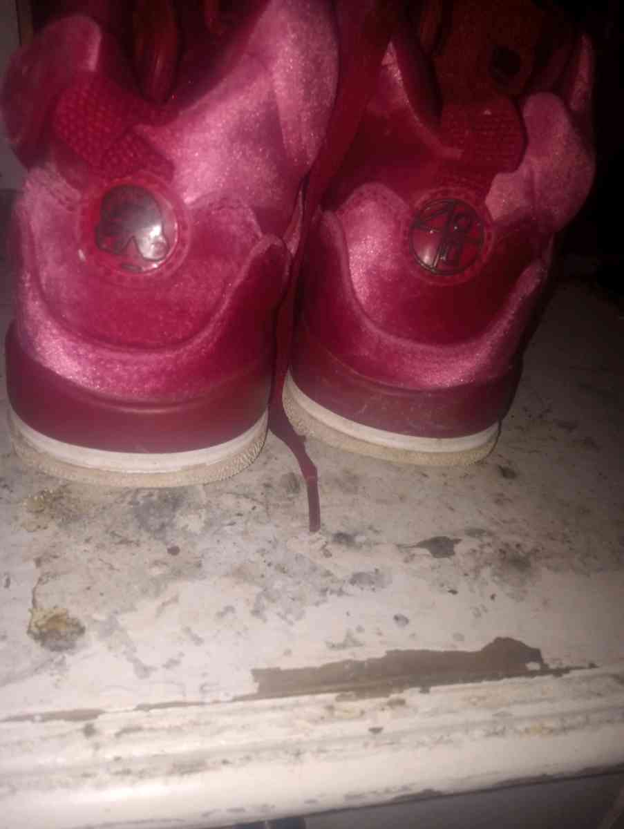 Jordan velvet nobble red - Bakersfield, California - FleaMarketBay