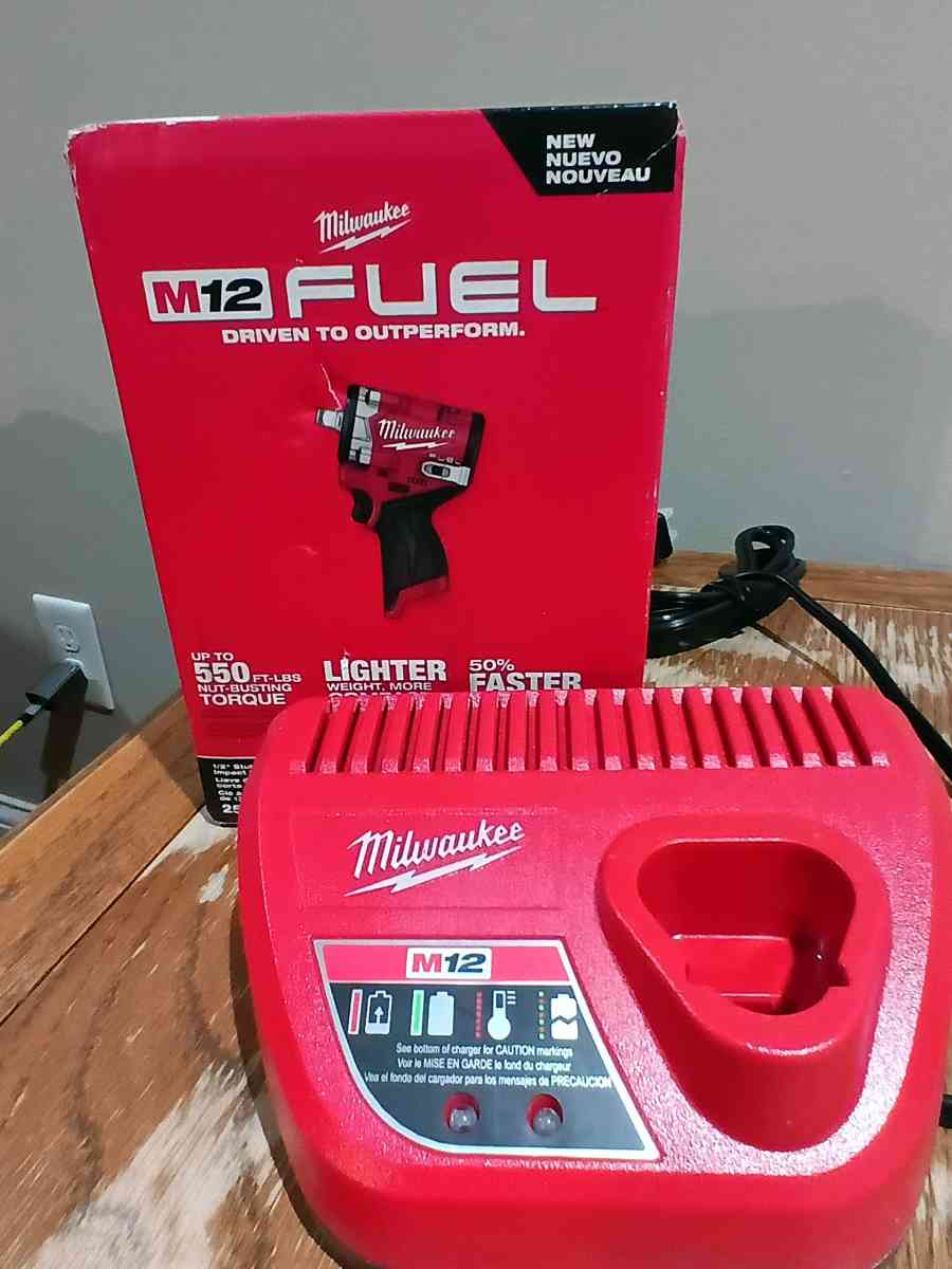 Milwaukee M12 half inch snubby compact impact and charger - Bardstown, Kentucky