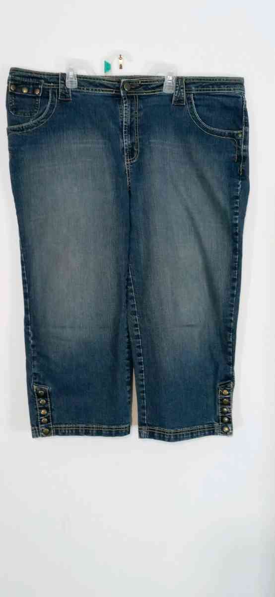 Womens Faded Glory Plus Capris