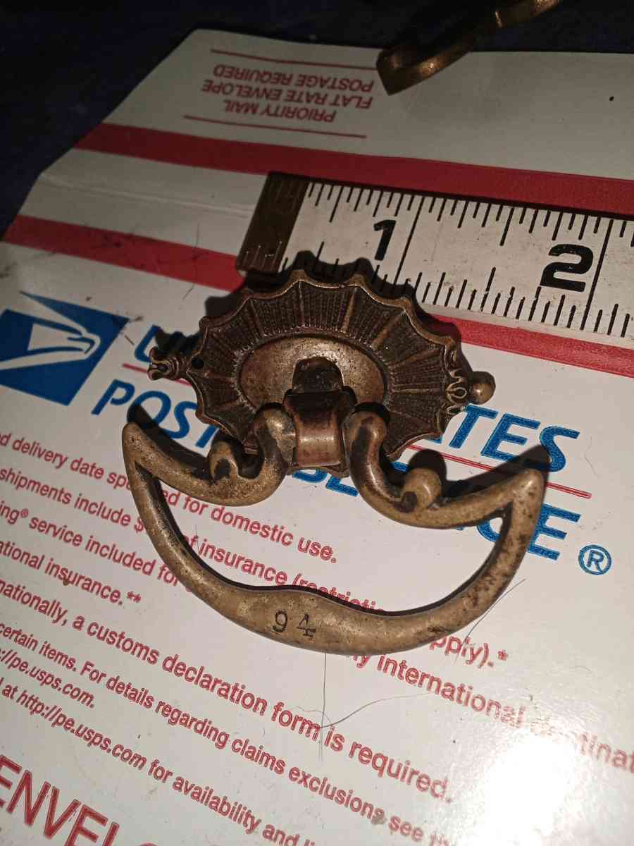 1 brass drawer pull - Atoka, Tennessee