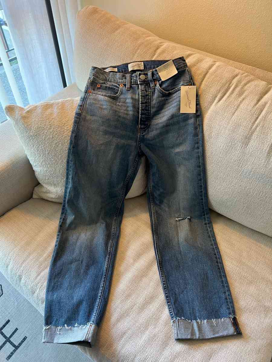 New women jeans size 4 Pantalon de mujer nuevo - San Bernardino, California