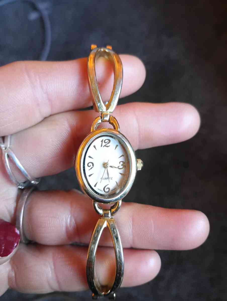 Vtg Gold tone ladies Quartz time piece Analog with Flex Band - Cincinnati, Ohio