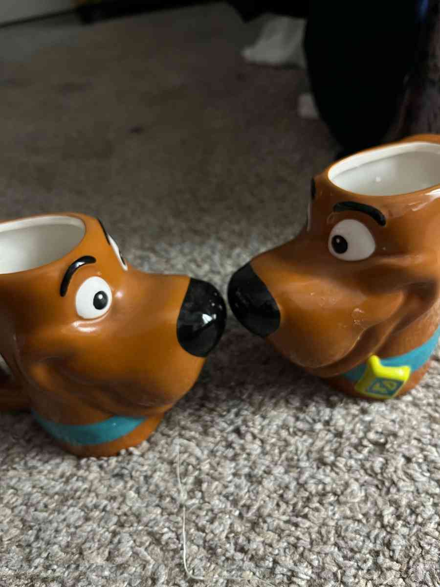 2 scooby doo cartoon cups - Alameda, California