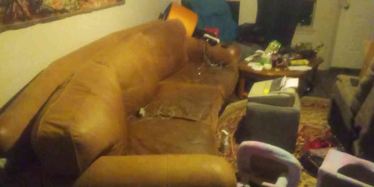 GREAT GENTLY USED LEATHER COUCH must go ASAP - Oklahoma City, Oklahoma - FleaMarketBay