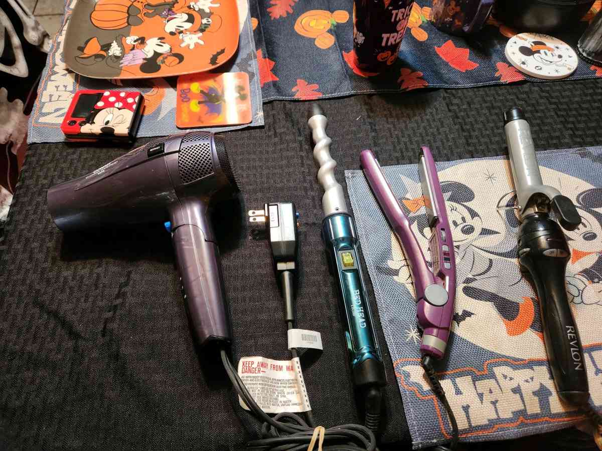 2 crulers 1 straightener and blow dryer - Corpus Christi, Texas