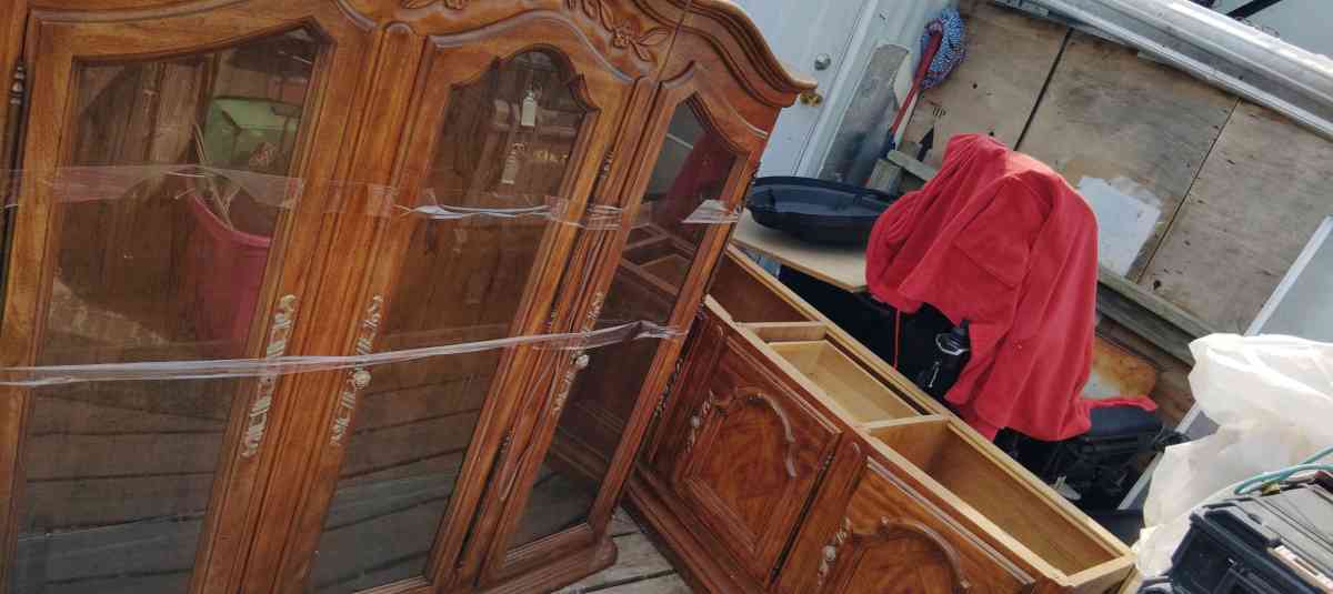 curio cabinet - Agency, Missouri