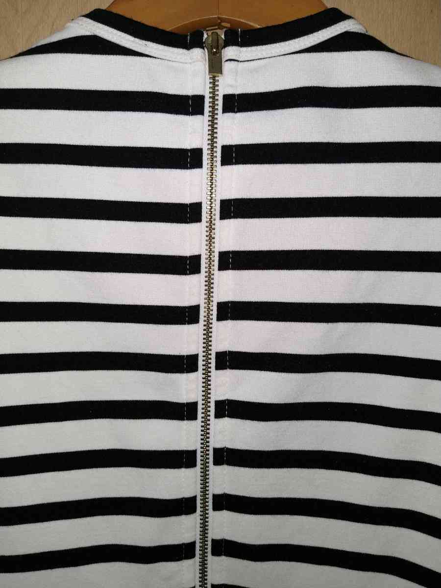 This Express Black  White Striped Bodycon Dress in size 0 is - Clarendon Hills, Illinois - FleaMarketBay