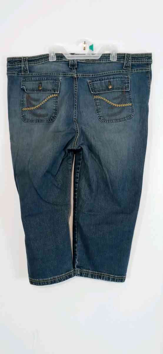 Womens Faded Glory Plus Capris - Dane, Wisconsin - FleaMarketBay