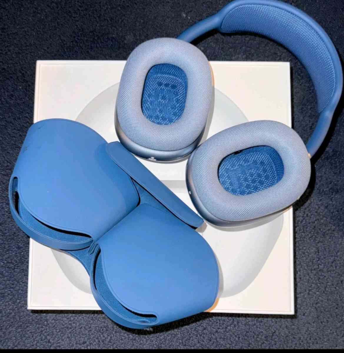 Apple AirPods Max Wireless Headphones  Light Blue - Newnan, Georgia - FleaMarketBay