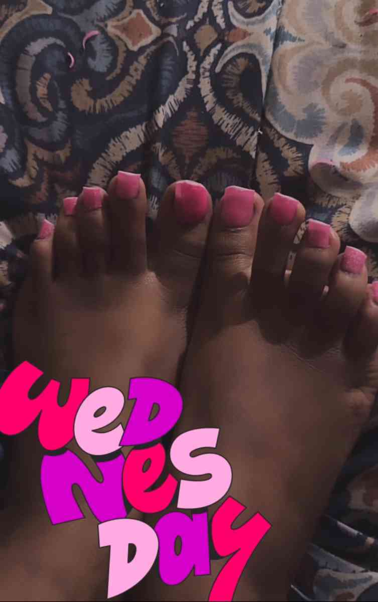 hey Im selling feet pics and videos so hmu - Tuskegee Institute, Alabama