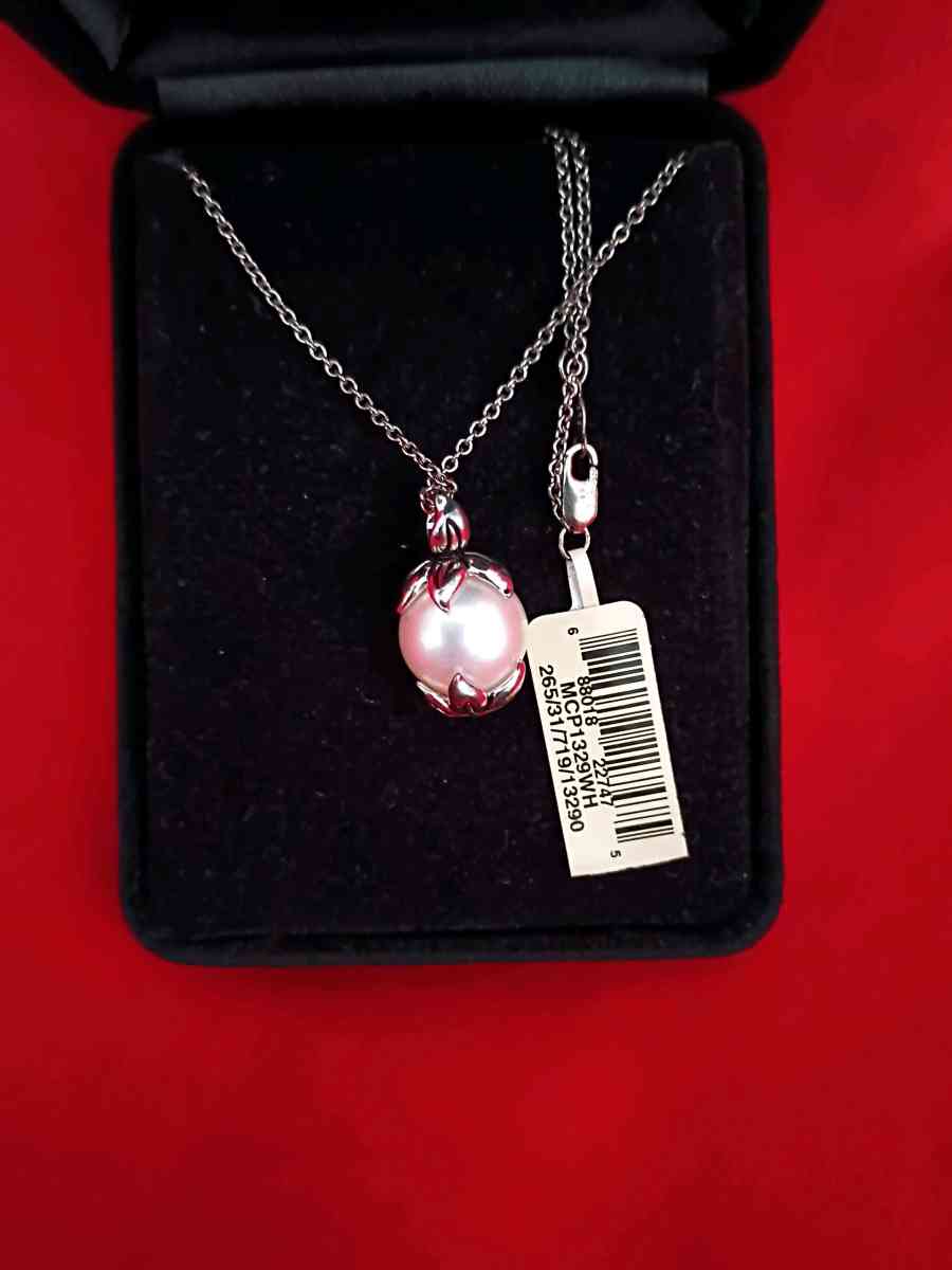 Pearl and Sterling silver Macys necklace - Mansfield, Ohio - FleaMarketBay