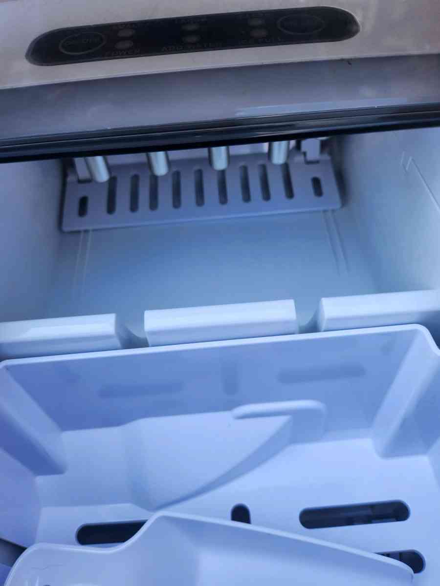 counter Top Ice maker - Olive Branch, Mississippi - FleaMarketBay