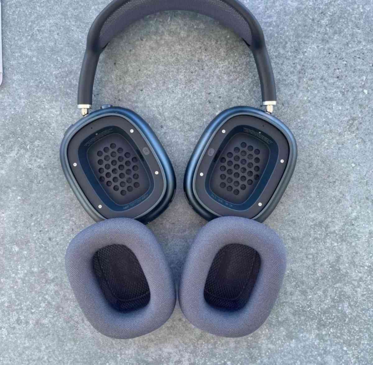 BRAND NEW apple AirPod max black - Jacksonville, Florida - FleaMarketBay