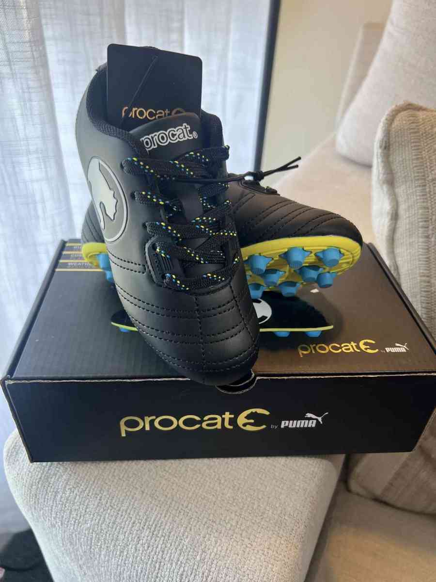 soccer shoes - San Bernardino, California - FleaMarketBay