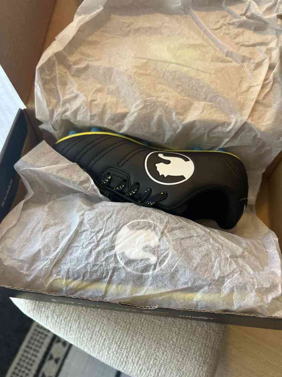 soccer shoes - San Bernardino, California - FleaMarketBay