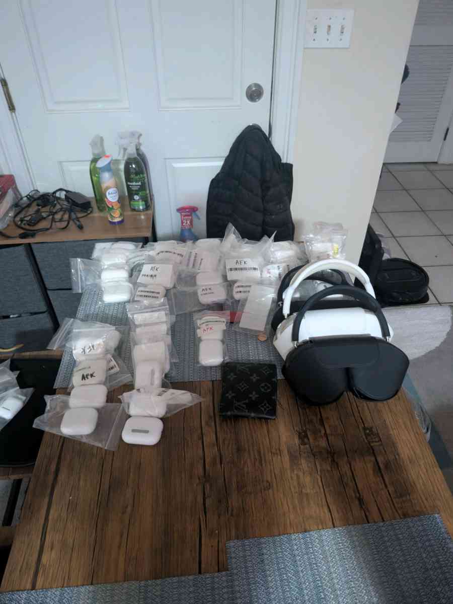 Apple Max headphones Apple earbuds - Elizabeth, New Jersey