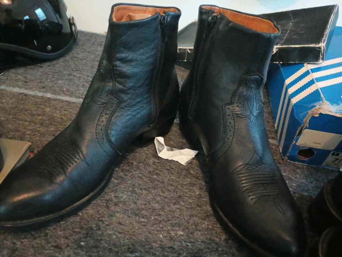 Big fall and end of summer sneakers shoes and boots sale - Philadelphia, Pennsylvania - FleaMarketBay