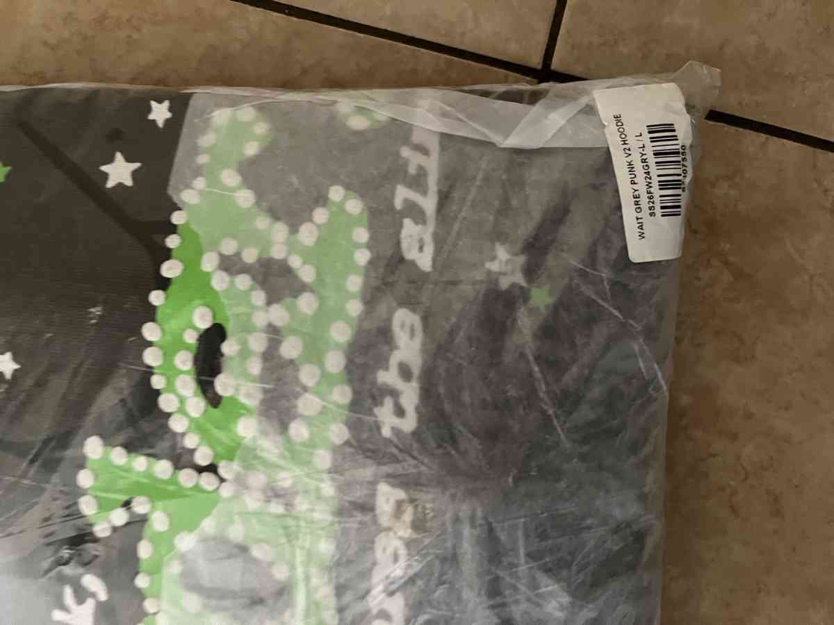 clothes - Adelanto, California - FleaMarketBay