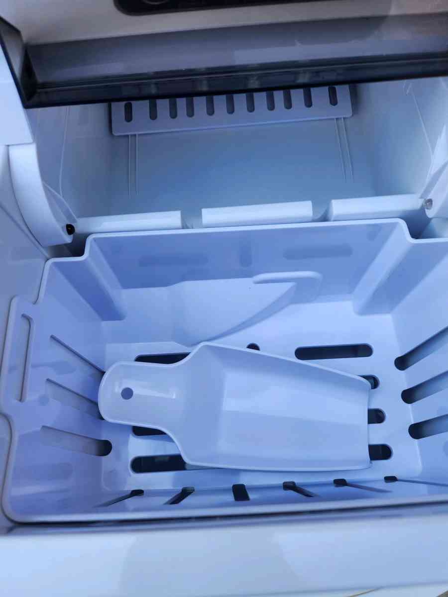 counter Top Ice maker - Olive Branch, Mississippi - FleaMarketBay