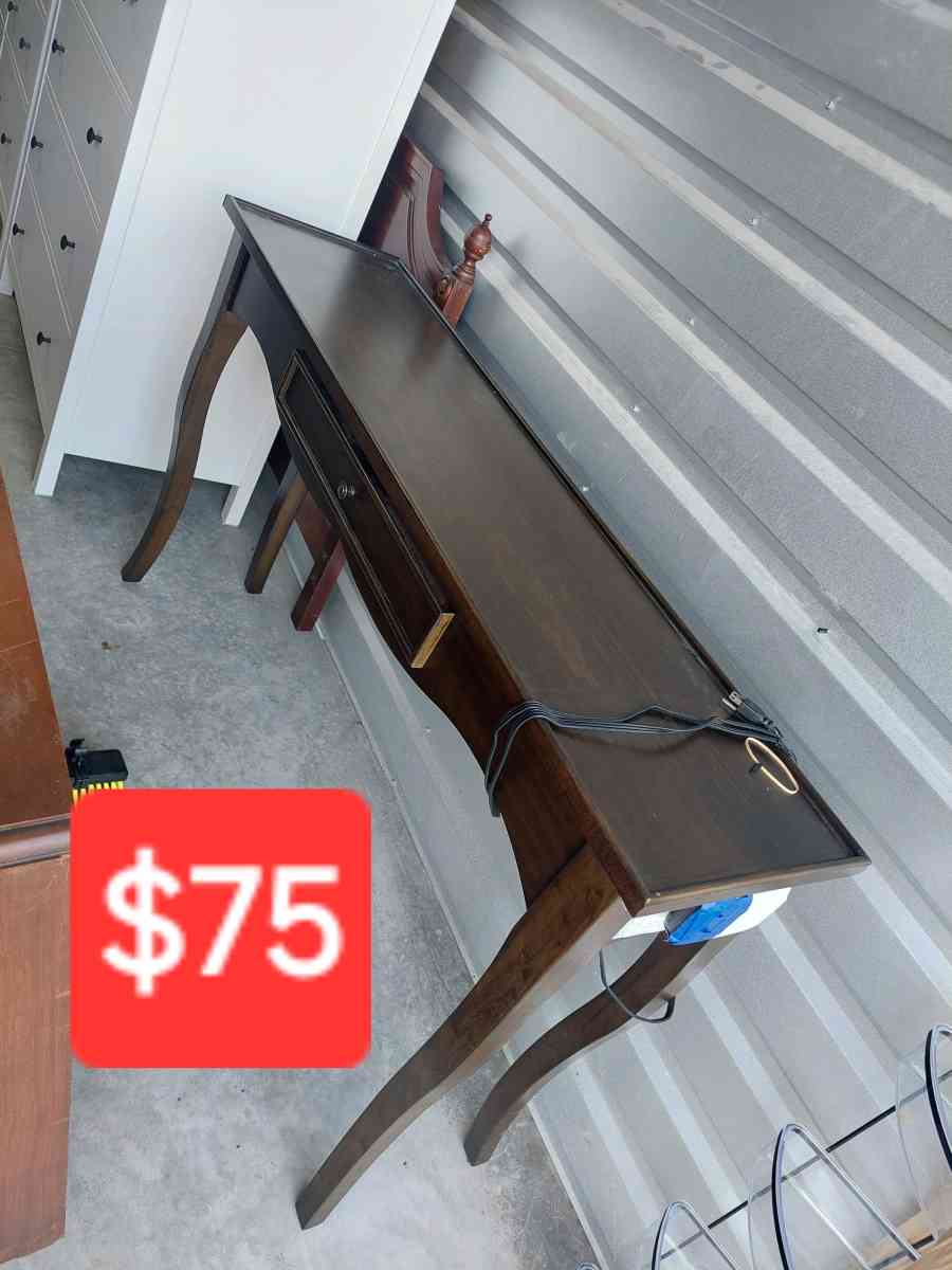 Brown entrance table - Lake Wales, Florida