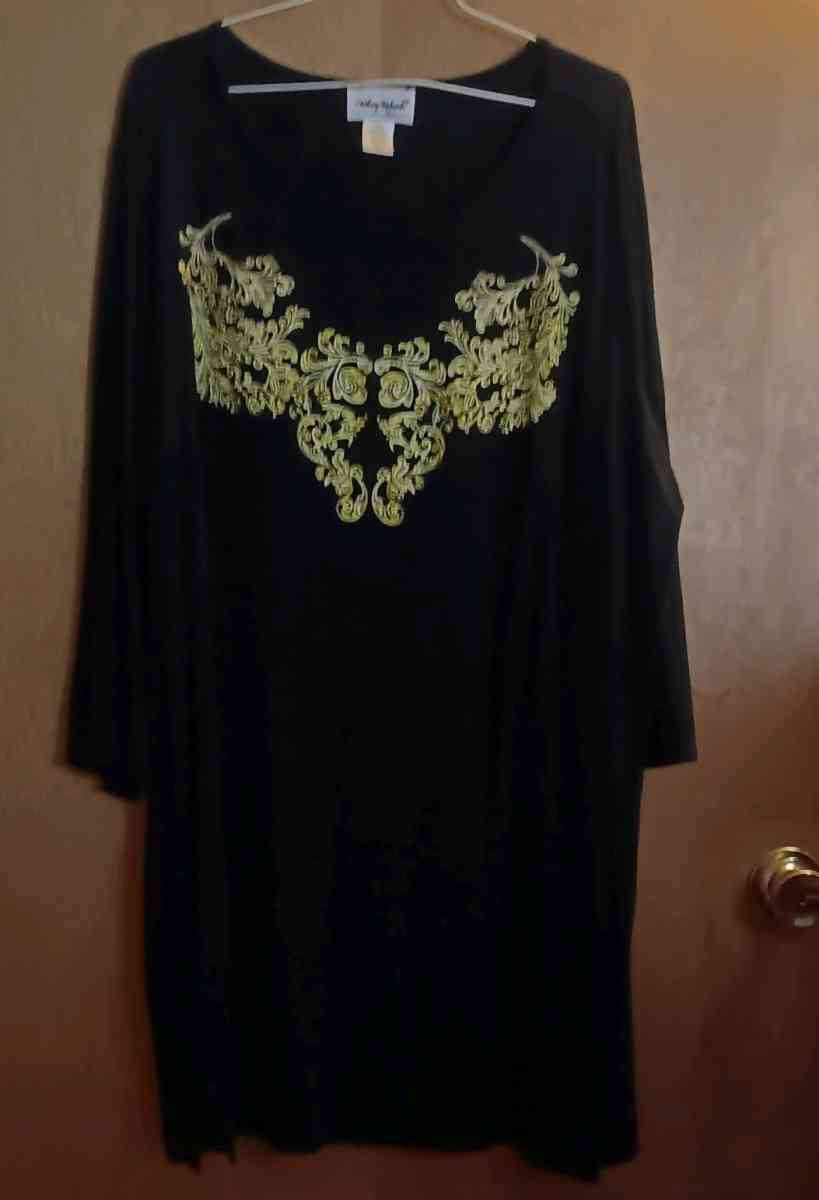 Black with gold design tunic - Chapel Hill, Tennessee - FleaMarketBay