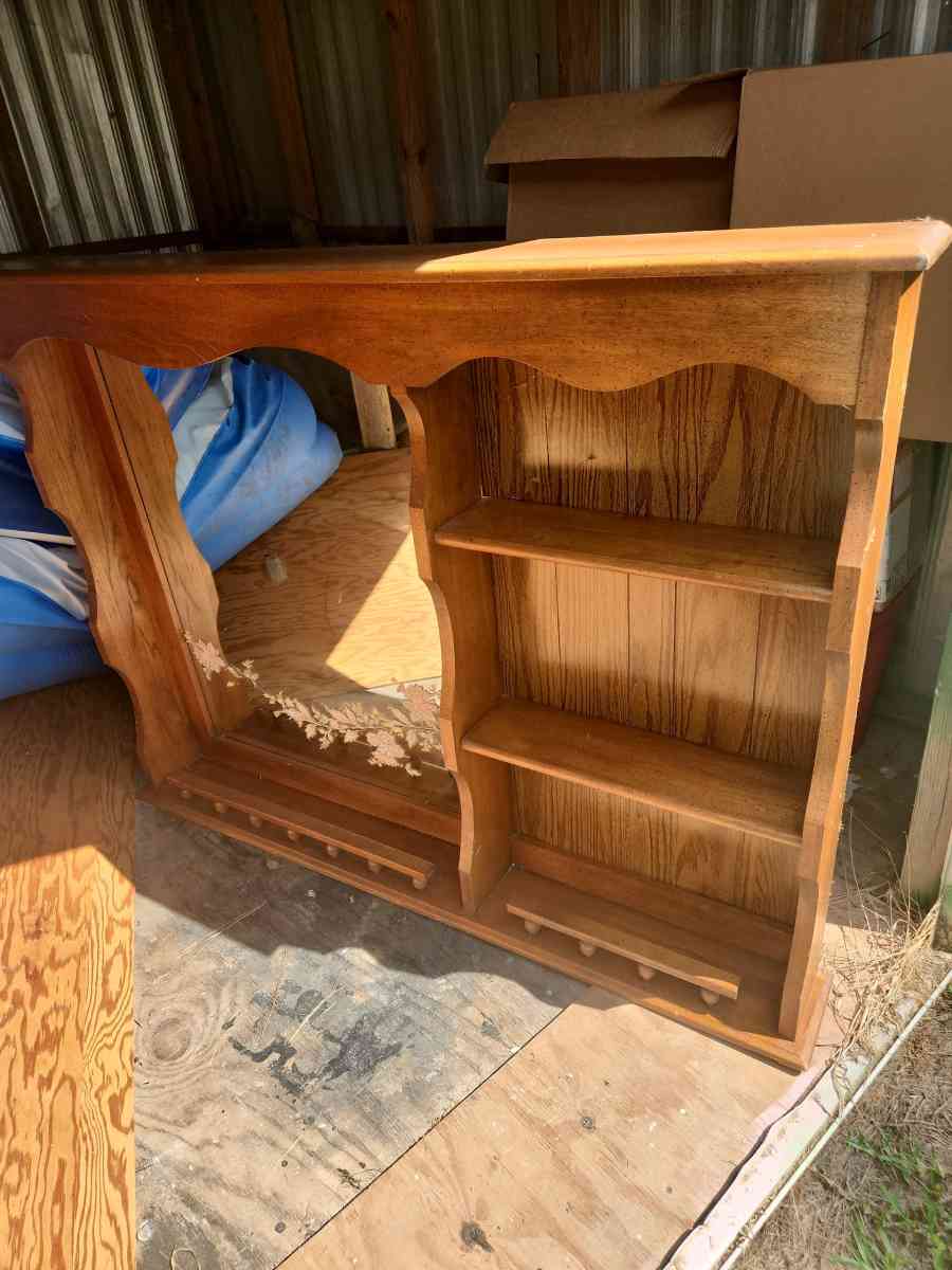 wooden thing goes on dresser with mirror - Simpson, Louisiana