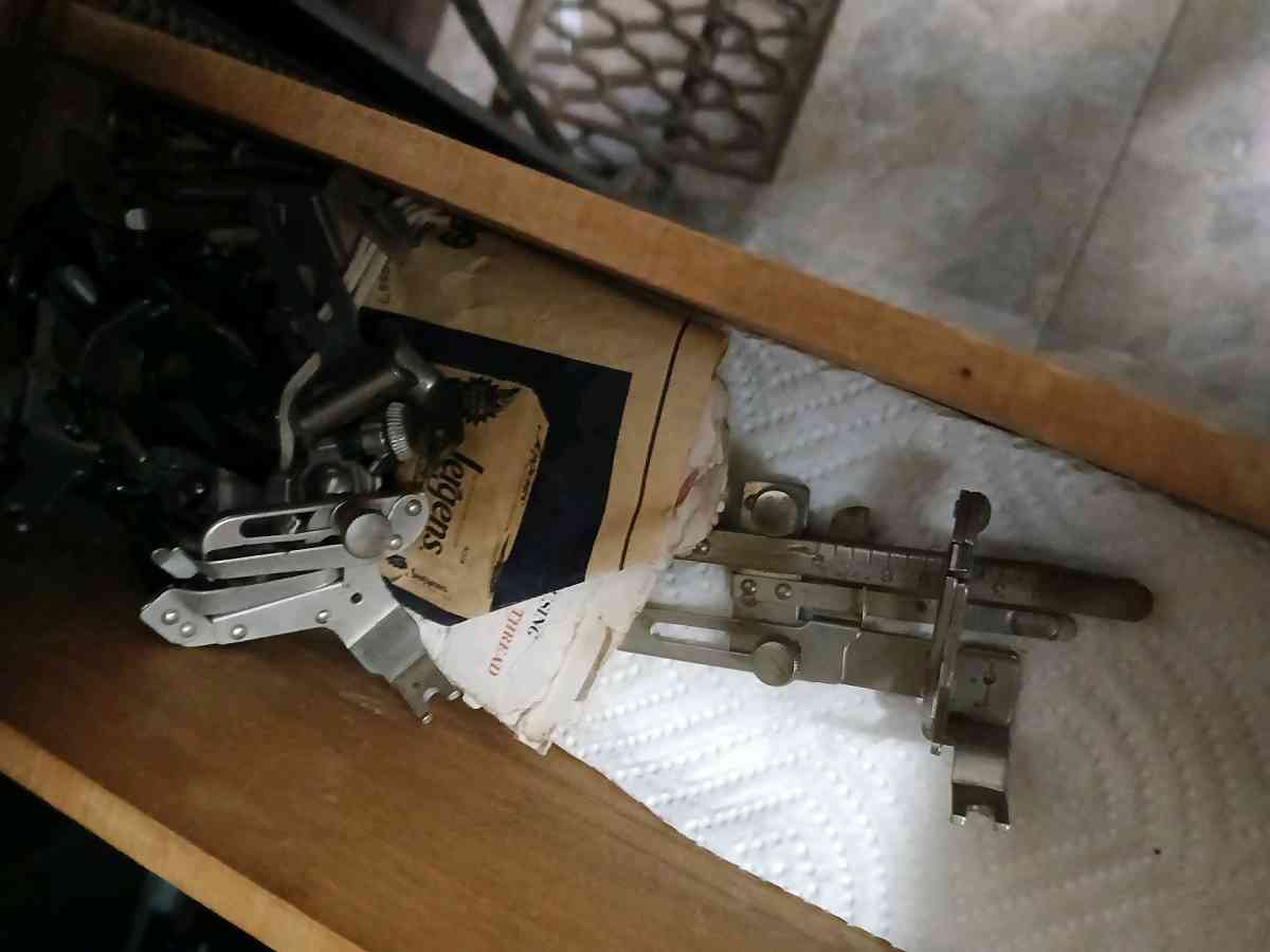 Antique sewing machine 1920s - Baird, Texas - FleaMarketBay