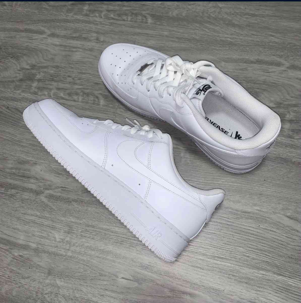 Nike Dunk plane white - California City, California - FleaMarketBay