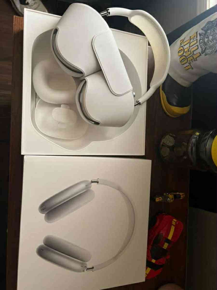AirPod maxes - Bentonville, Arkansas - FleaMarketBay