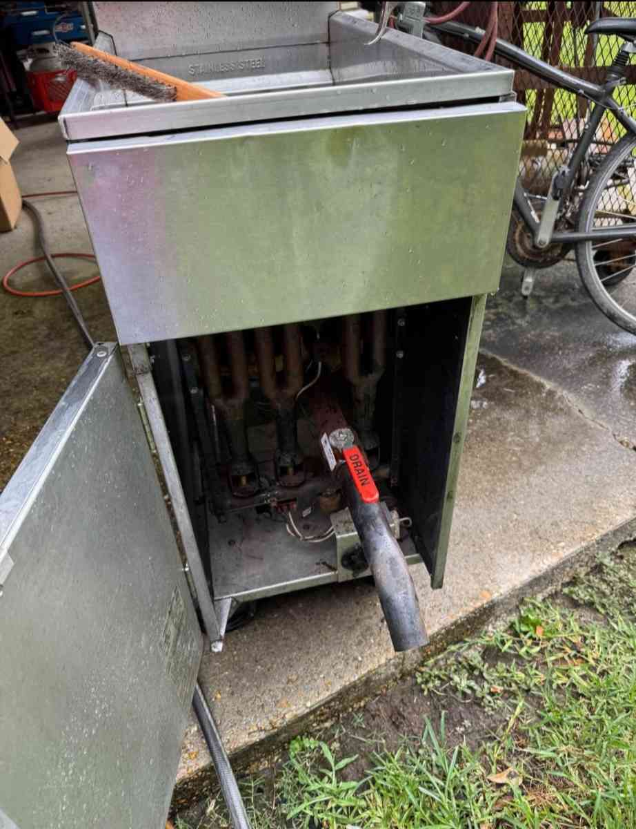 Commercial deep Fryer - New Iberia, Louisiana - FleaMarketBay