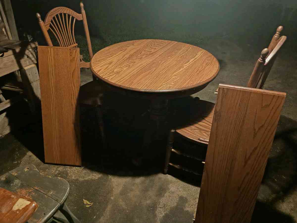 Amish Designs Oak dining table mint condition - Marion, North Carolina - FleaMarketBay