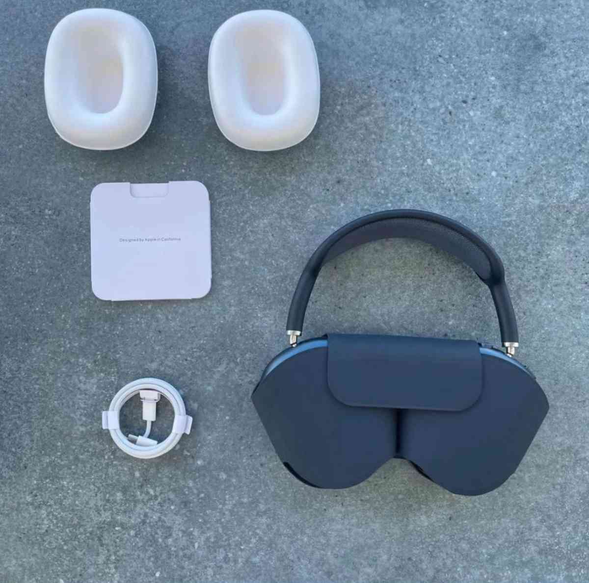 BRAND NEW apple AirPod max black - Jacksonville, Florida - FleaMarketBay