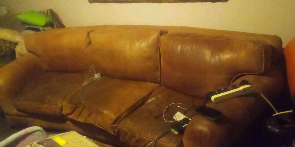 GREAT GENTLY USED LEATHER COUCH must go ASAP - Oklahoma City, Oklahoma - FleaMarketBay
