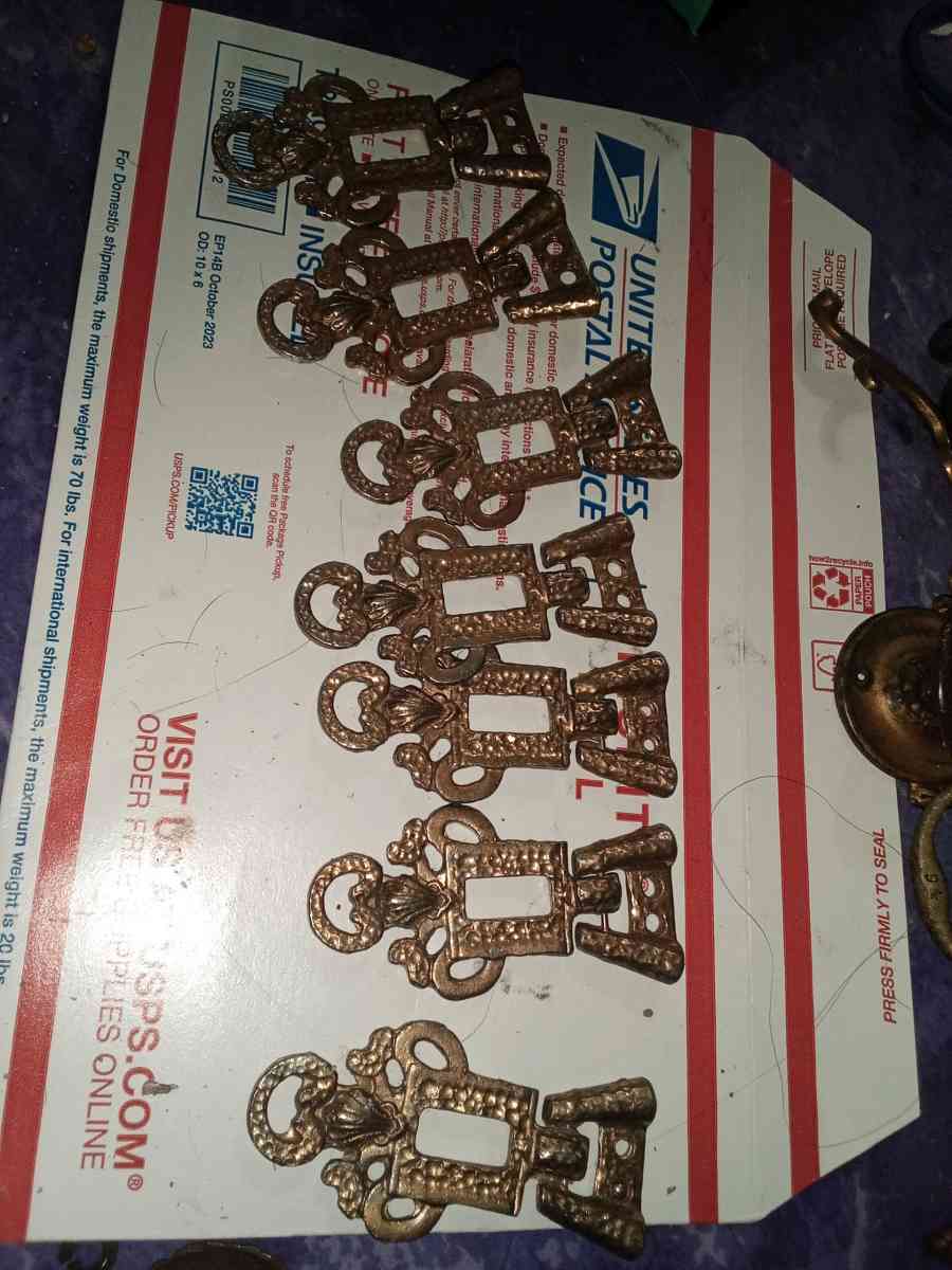 7 vintage drawer pulls - Atoka, Tennessee