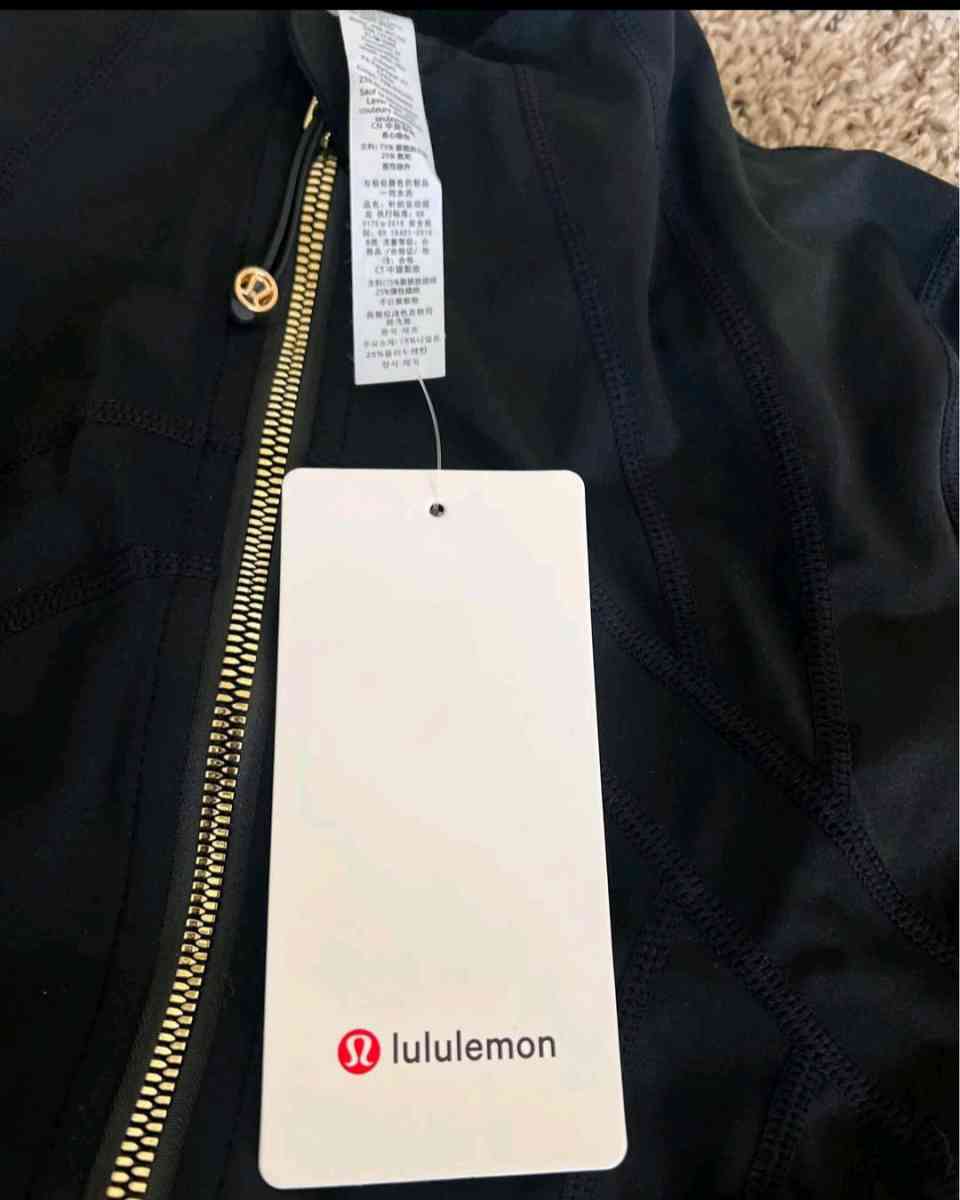 Lululemon Black Set Size Small  Top  Bottom - Newnan, Georgia - FleaMarketBay