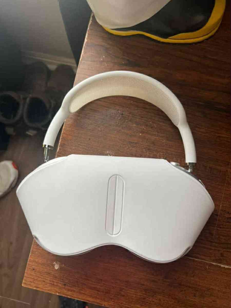 AirPod maxes - Bentonville, Arkansas - FleaMarketBay