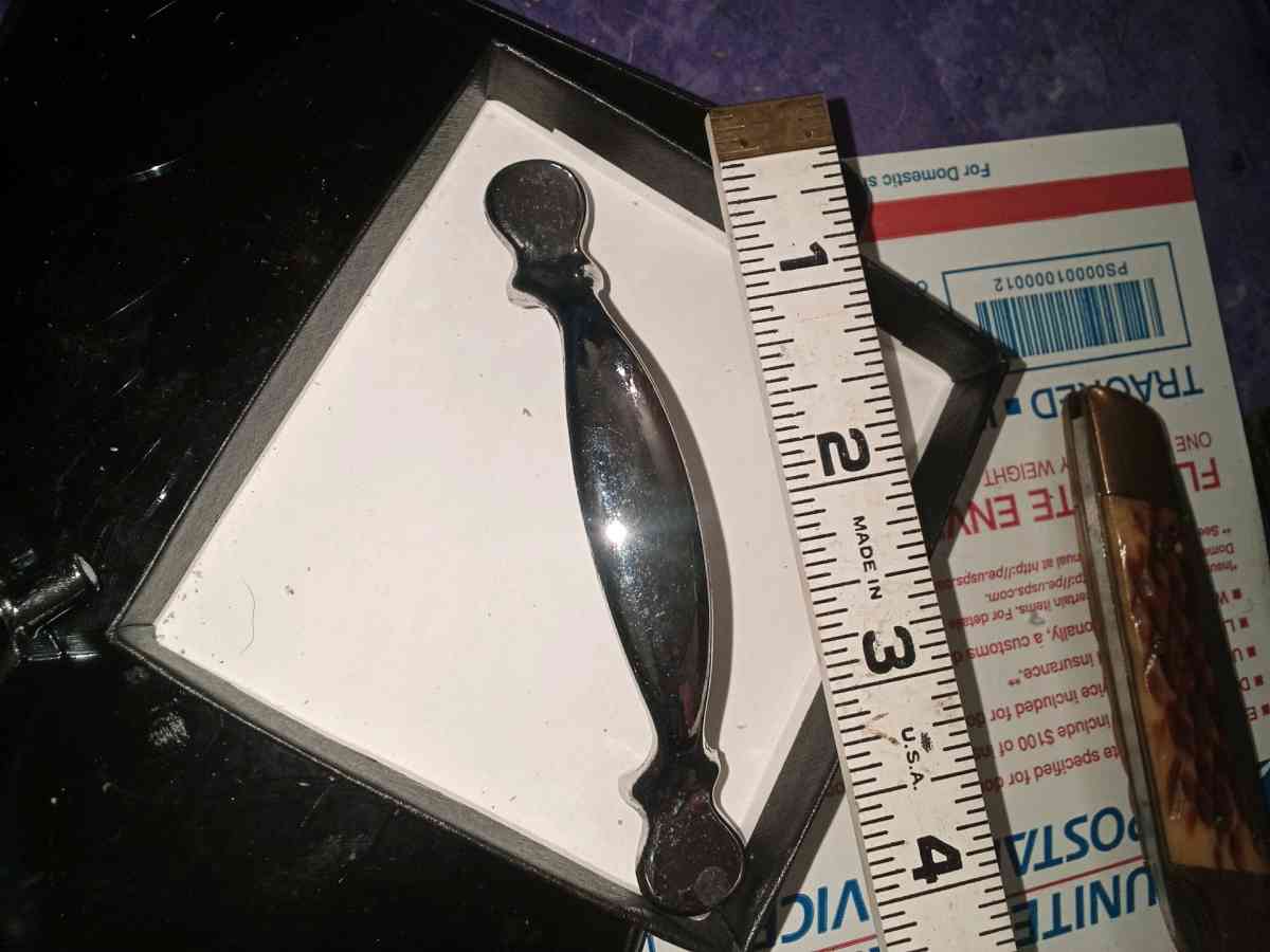 11 drawer pulls - Atoka, Tennessee - FleaMarketBay