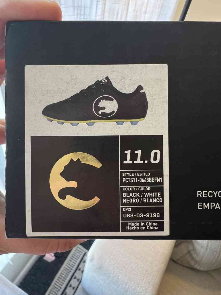 soccer shoes - San Bernardino, California - FleaMarketBay