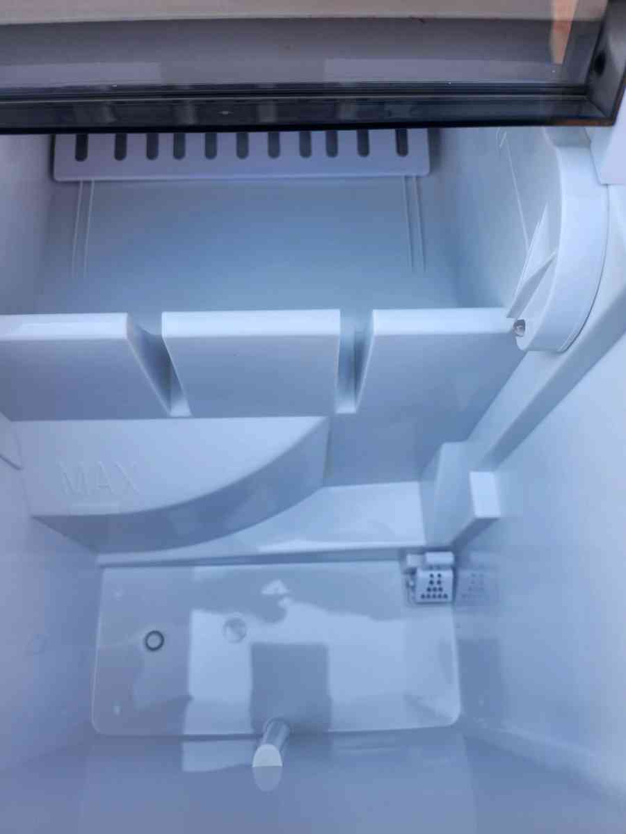 counter Top Ice maker - Olive Branch, Mississippi - FleaMarketBay