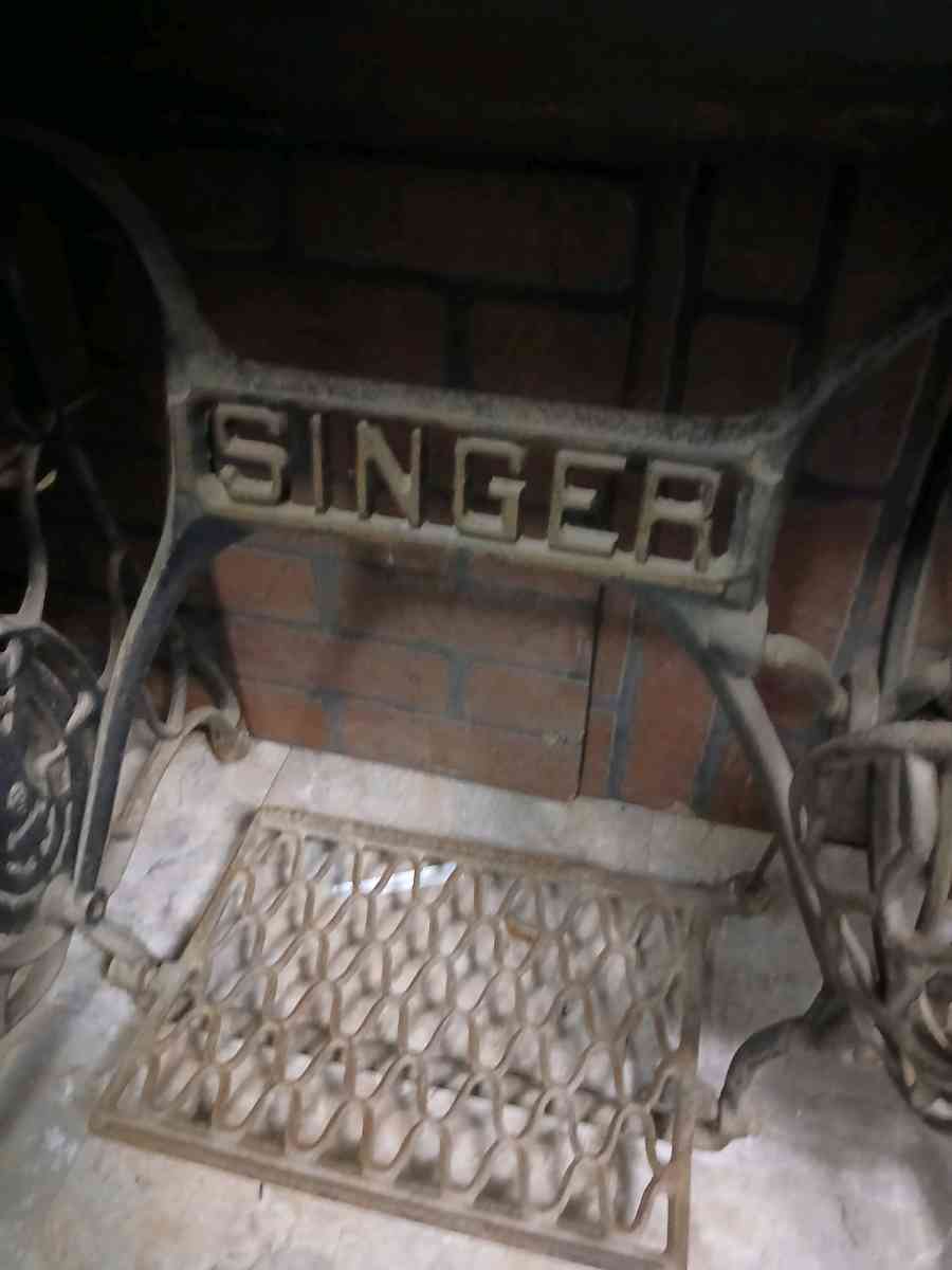 Antique sewing machine 1920s - Baird, Texas - FleaMarketBay