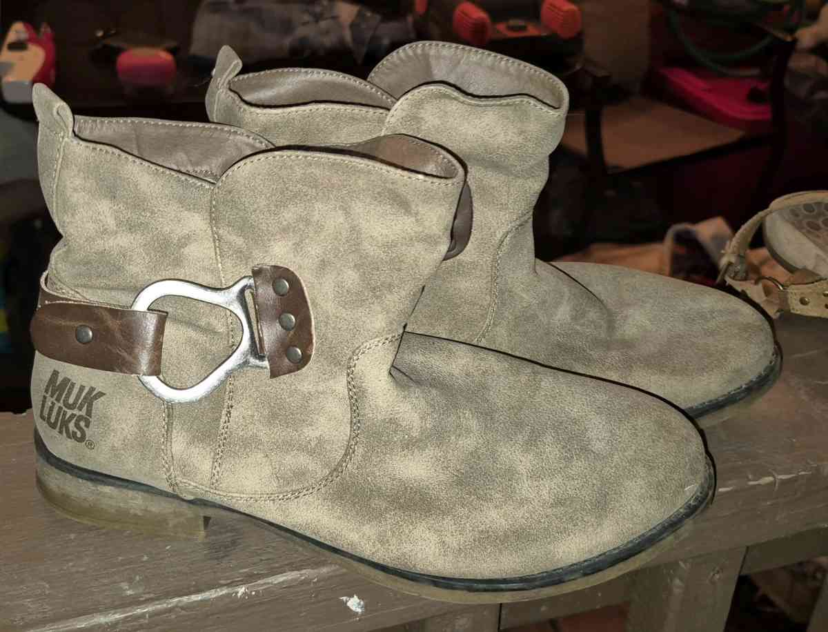 Muks size 8 half - Fairmont, West Virginia