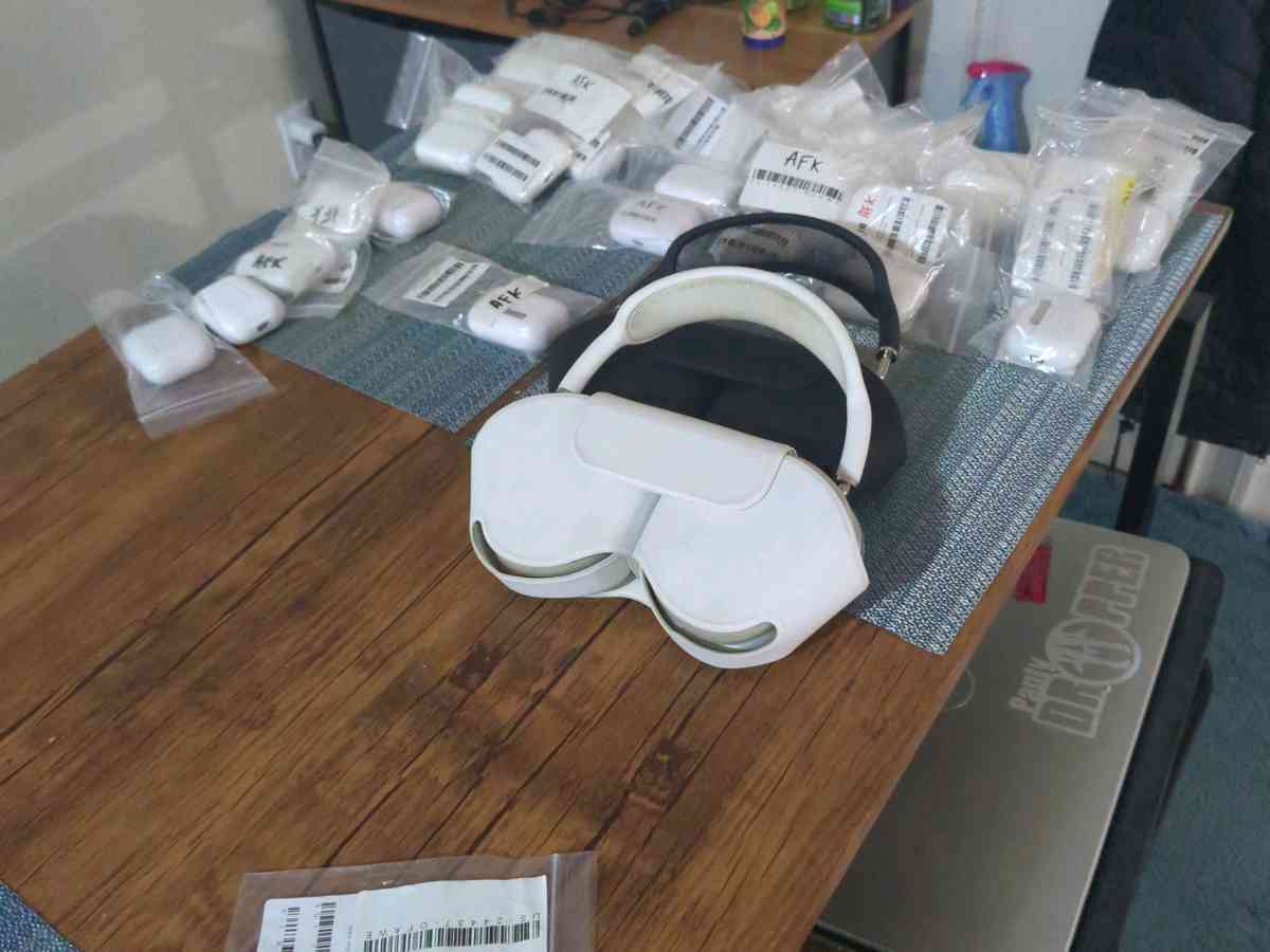 Apple Max headphones Apple earbuds - Elizabeth, New Jersey - FleaMarketBay