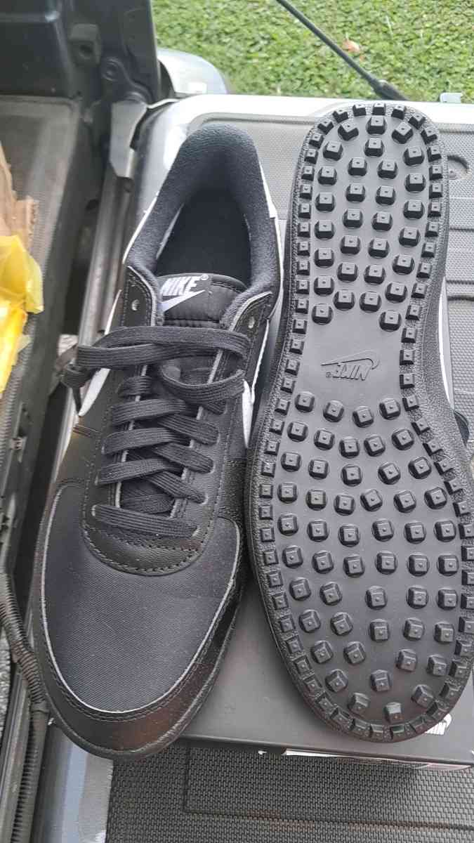 selling nike generals size 11 mens trying to get 50 dollars - Frederick, Maryland