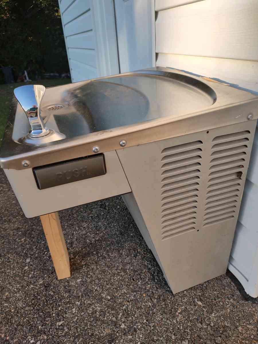 wall mount water fountain - Glade Hill, Virginia - FleaMarketBay